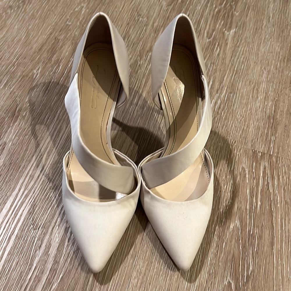 Close toe pointed heel